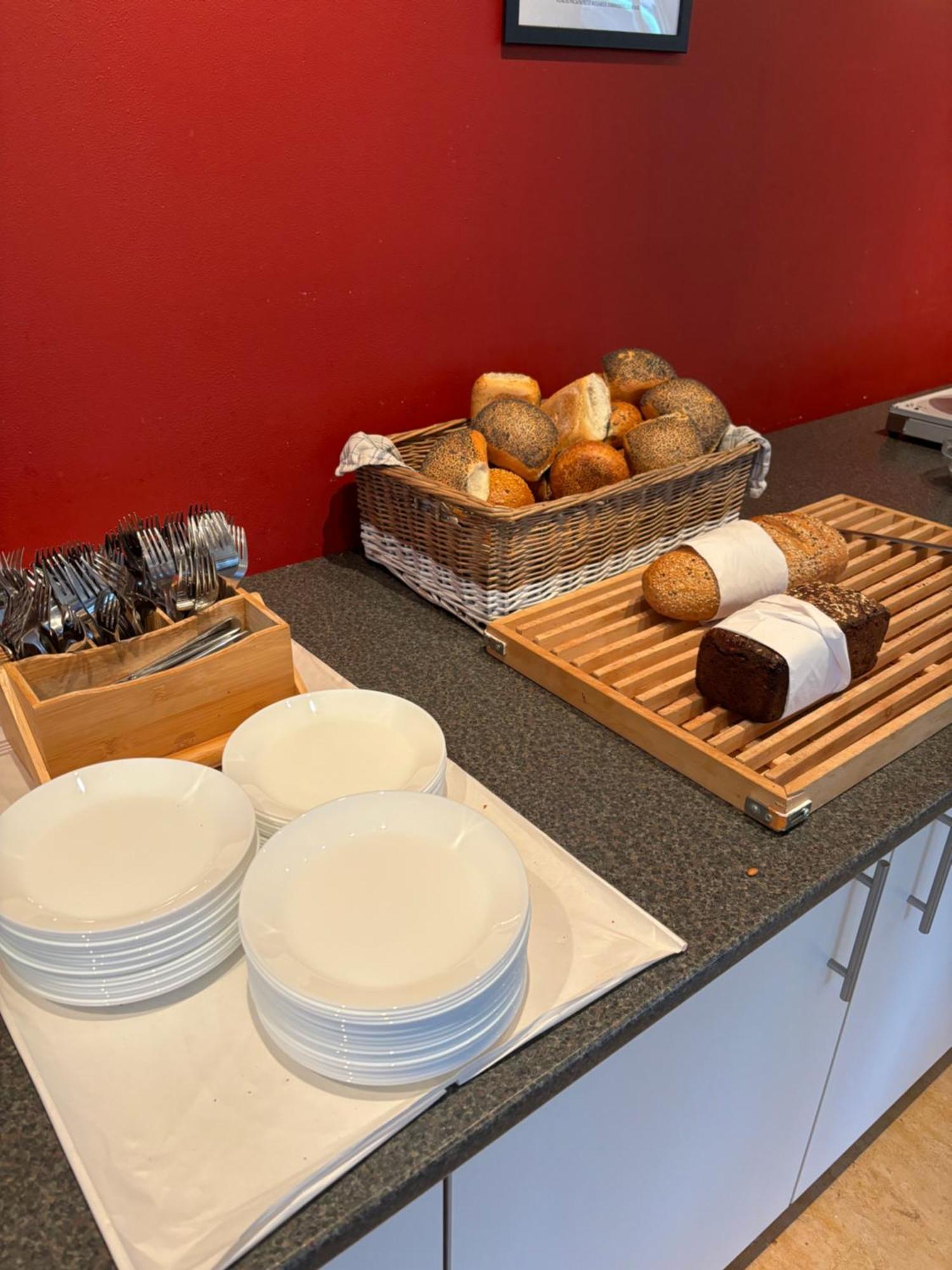 Danhostel Odense City Экстерьер фото A selection of bread and pastries at a buffet
