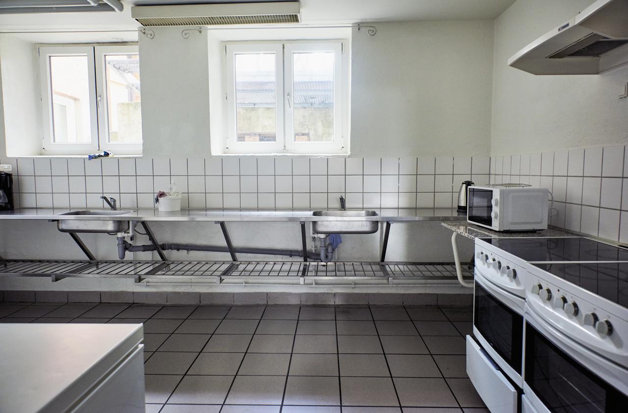 Danhostel Odense City Экстерьер фото A typical kitchen at a hostel