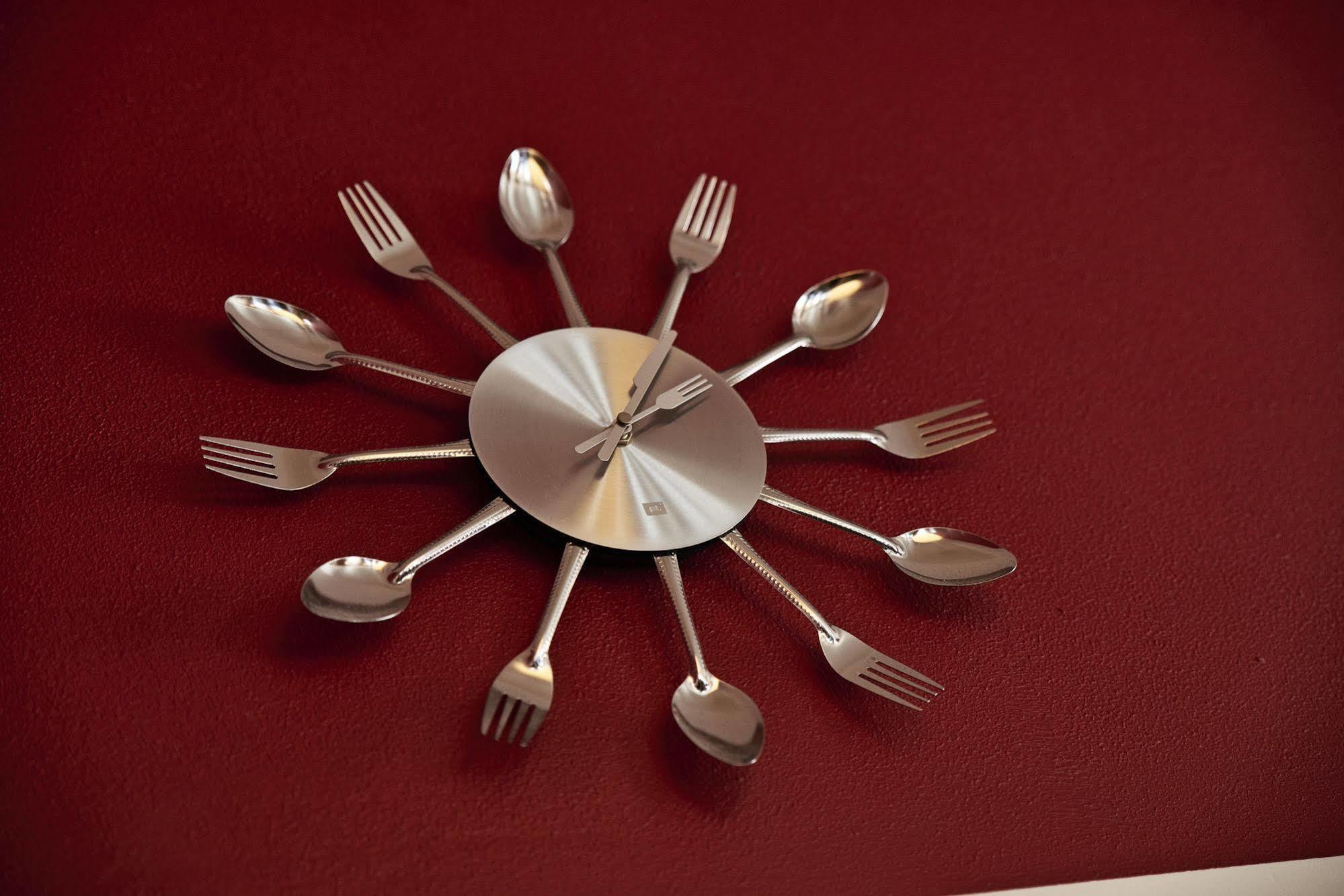 Danhostel Odense City Экстерьер фото Clock made of cutlery